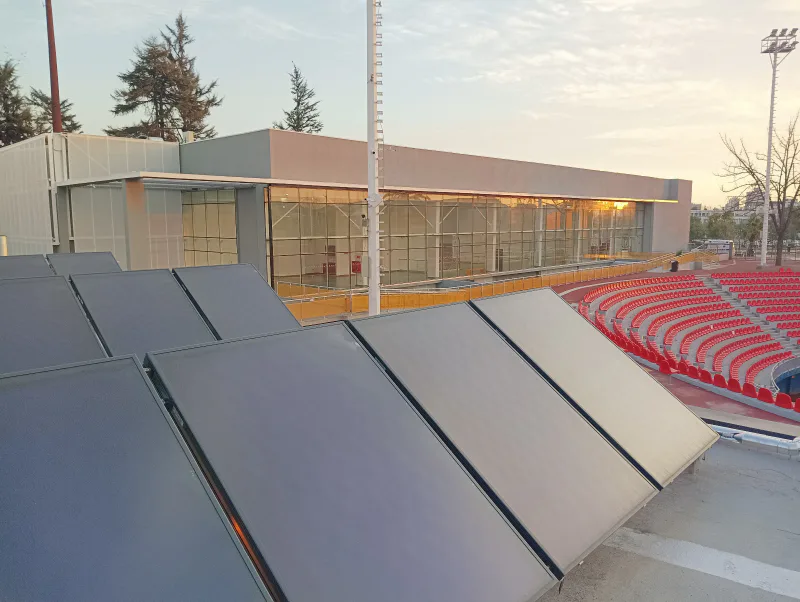 Piscina temperada de coliseo con sistema solar térmico Emergia